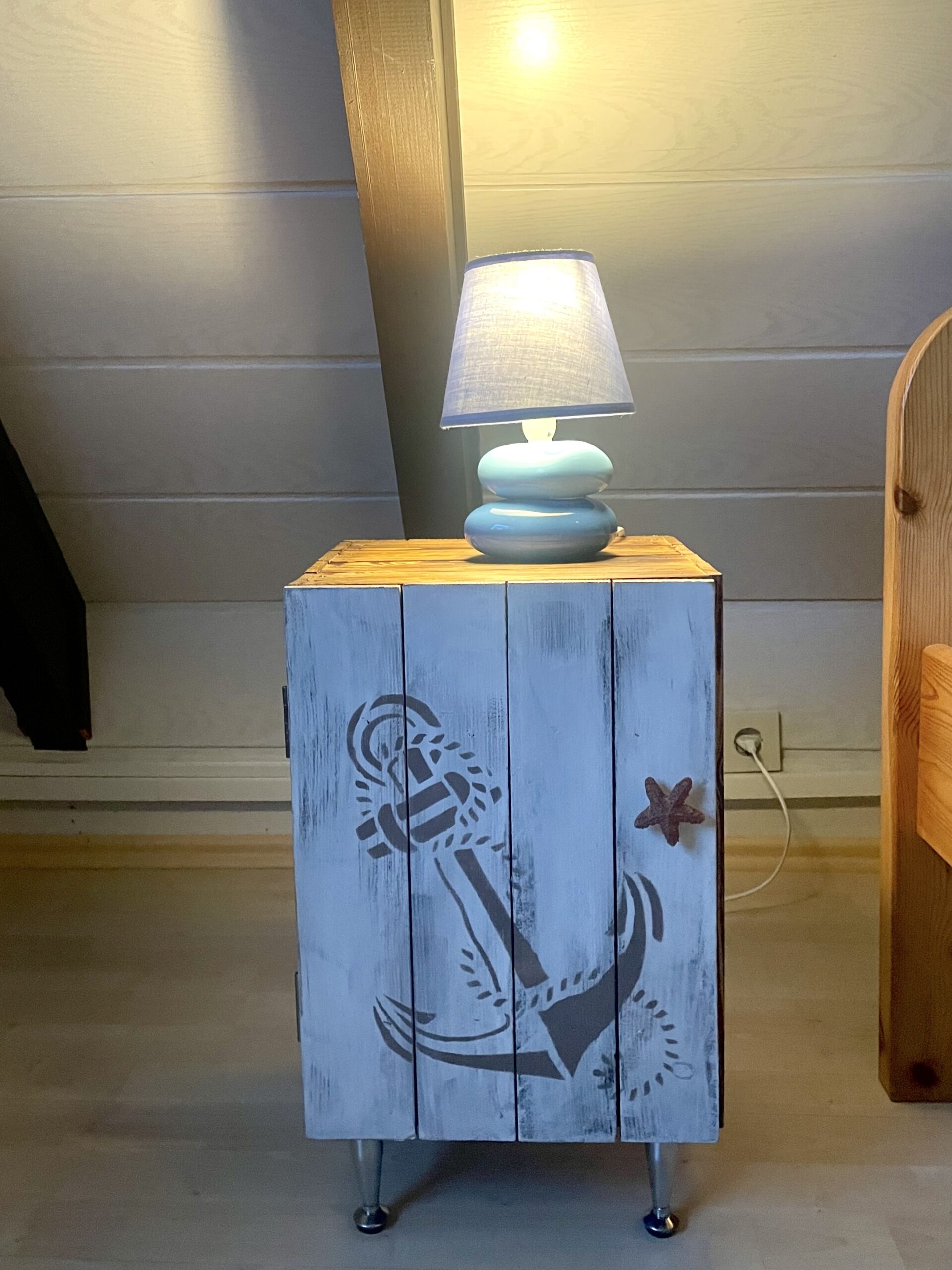 Hier wohnen sogar die Nachttische maritim